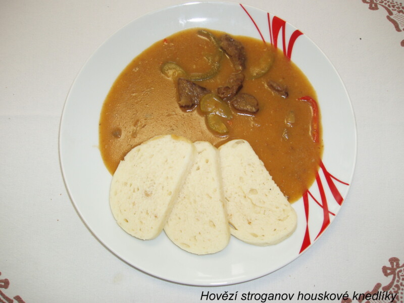 Hovězí stroganov houskové knedlíky